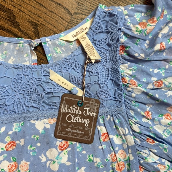 Blue flutter sleeve floral shirt - Picture 2 of 3